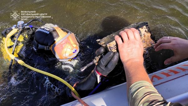 На Київщині водолази дістали з Дніпра уламки «шахеда» (фото)