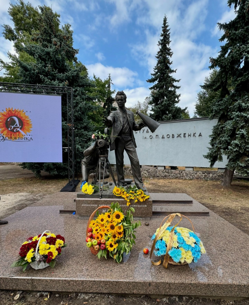 У Києві відкрився пам'ятник українському кінорежисеру Олександру Довженку (фото)
