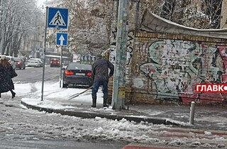 Київ засипало снігом: фоторепортаж зі столичних вулиць 