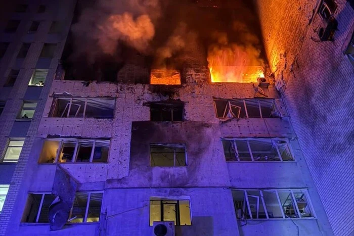 Атака дронів на Київщину: спалахнула десятиповерхівка, є загиблі (фото)