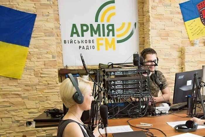 У центрі Києва в руках радіоведучої під час ефіру вибухнув боєприпас