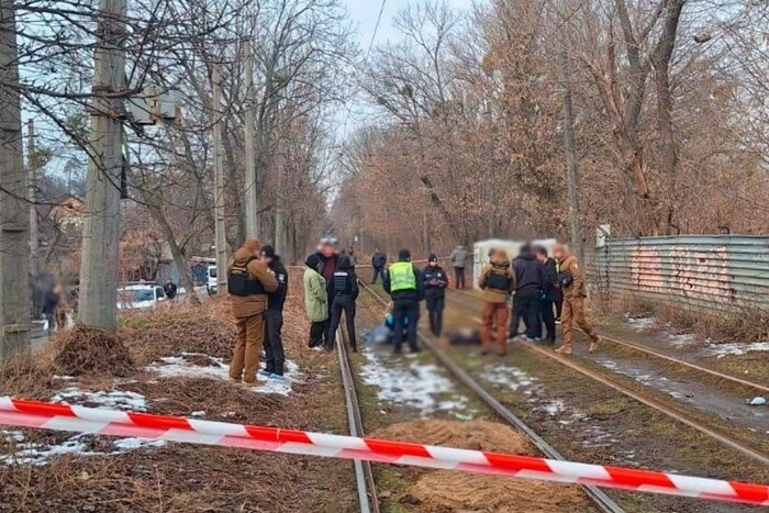 У Пущі-Водиці на трамвайних коліях виявлено тіло закривавленого чоловіка