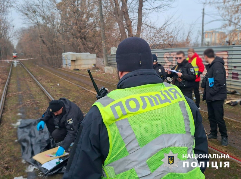 У Пущі-Водиці на трамвайних коліях виявлено тіло закривавленого чоловіка