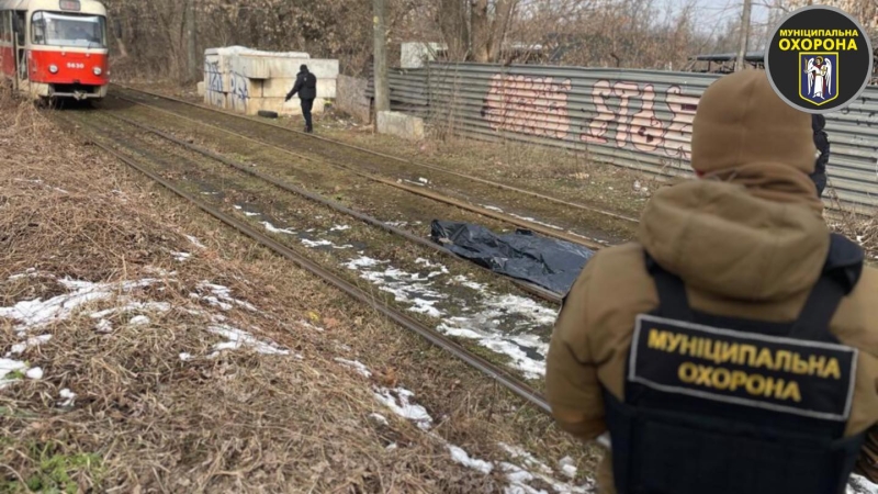 У Пущі-Водиці на трамвайних коліях виявлено тіло закривавленого чоловіка