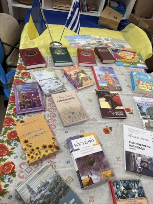 «Українську книжкову поличку» відкрили у волонтерському центрі у Греції