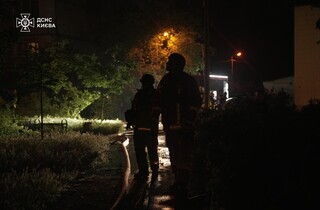 У Києві триває ліквідація наслідків нічного обстрілу: кадри від ДСНС