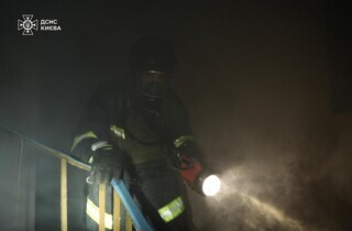 У Києві триває ліквідація наслідків нічного обстрілу: кадри від ДСНС