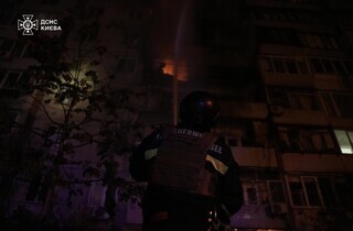 У Києві триває ліквідація наслідків нічного обстрілу: кадри від ДСНС