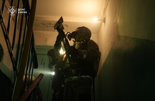 У Києві триває ліквідація наслідків нічного обстрілу: кадри від ДСНС