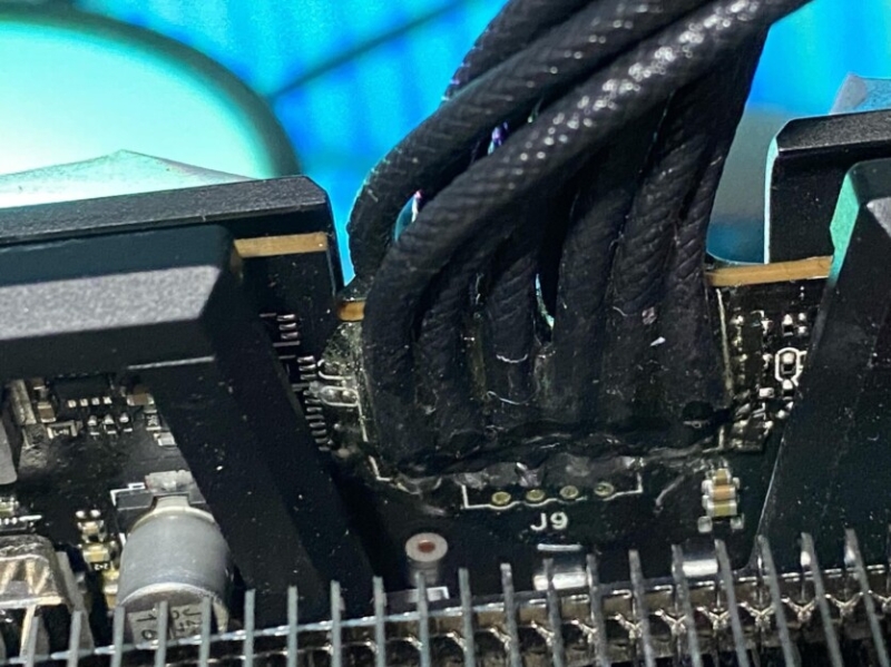 
			Запобіжники для NVIDIA RTX: геймер створив монструозний кабель, щоб нічого не плавилося			