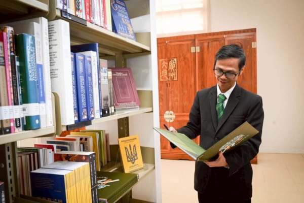 У Бангкоку урочисто відкрили першу у Таїланді «Українську книжкову поличку»