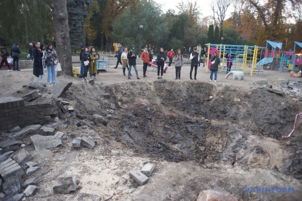 «Жити життя з війною»: Про що фотовиставка Хірано Такаші