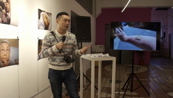 «Жити життя з війною»: Про що фотовиставка Хірано Такаші