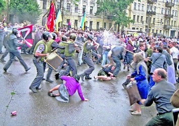Кривавий вівторок. 30 років тому влада перетворила на побоїще похорон патріарха Володимира
