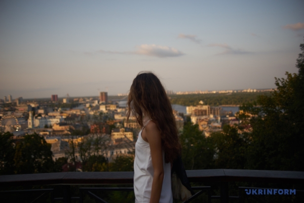 «Жити життя з війною»: Про що фотовиставка Хірано Такаші